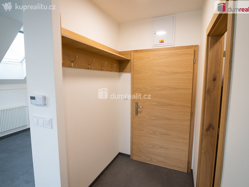 Pronájem bytu 1+kk 38 m^2 Obecní dvůr, Kolín 