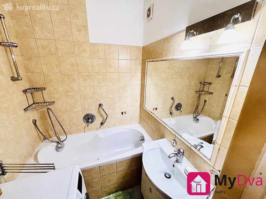 Prodej bytu 3+1 70 m^2 U Lesíka 3539, Znojmo 