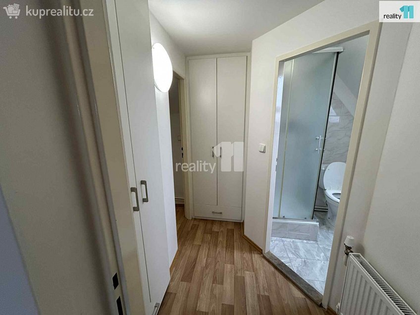 Pronájem bytu 2+kk 75 m^2 Na usedlosti, Praha 4 