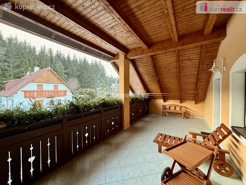 Pronájem bytu 3+1 120 m^2 Na Stráni, Valy 