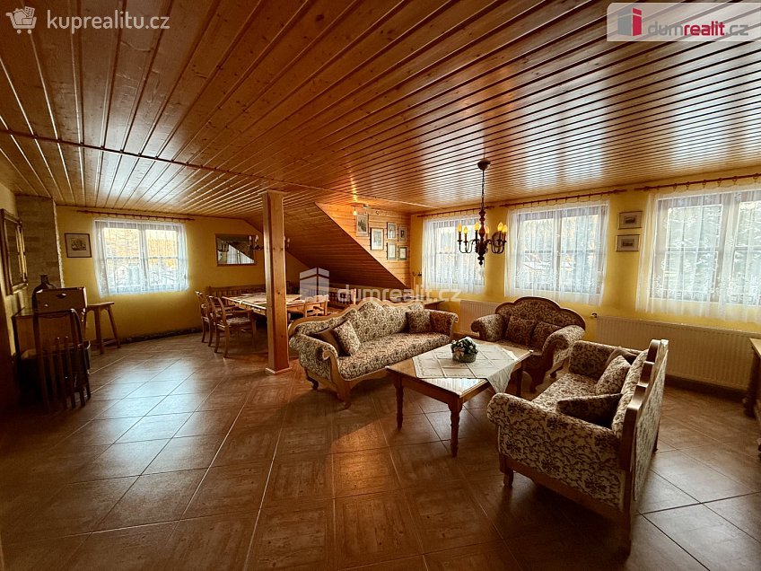 Pronájem bytu 3+1 120 m^2 Na Stráni, Valy 