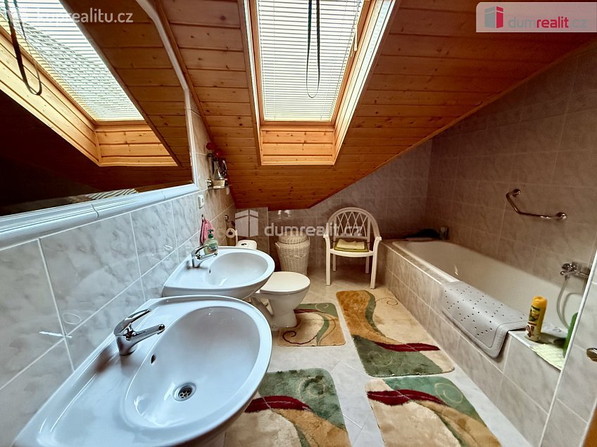 Pronájem bytu 3+1 120 m^2 Na Stráni, Valy 