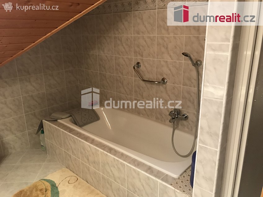 Pronájem bytu 3+1 120 m^2 Na Stráni, Valy 