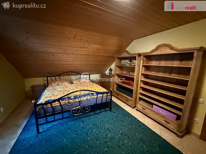 Pronájem bytu 3+1 120 m^2 Na Stráni, Valy 