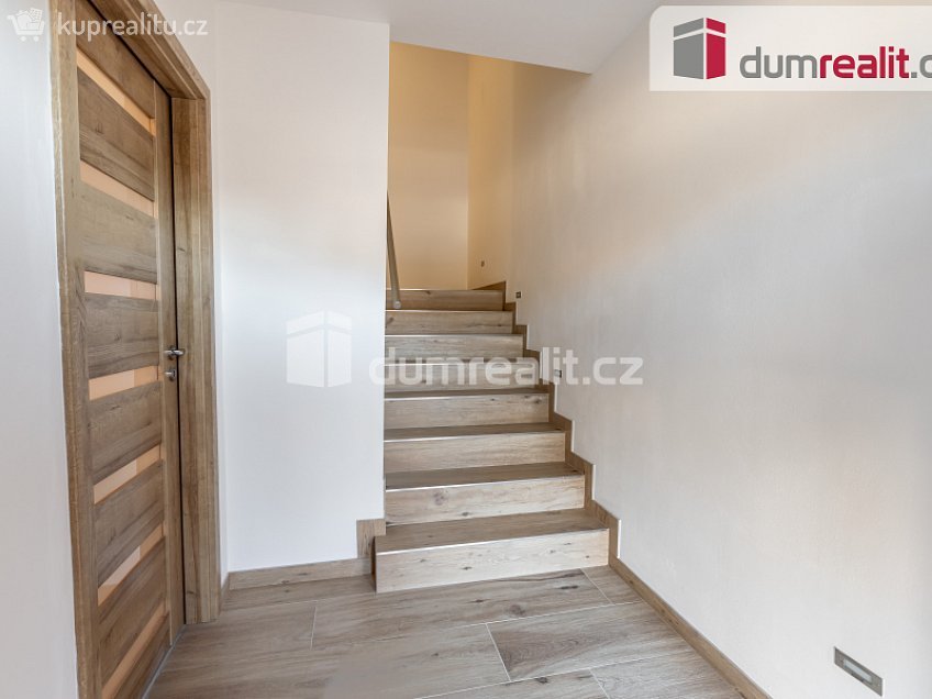 Pronájem  vily 226 m^2 Slámova, Praha-Nedvězí 