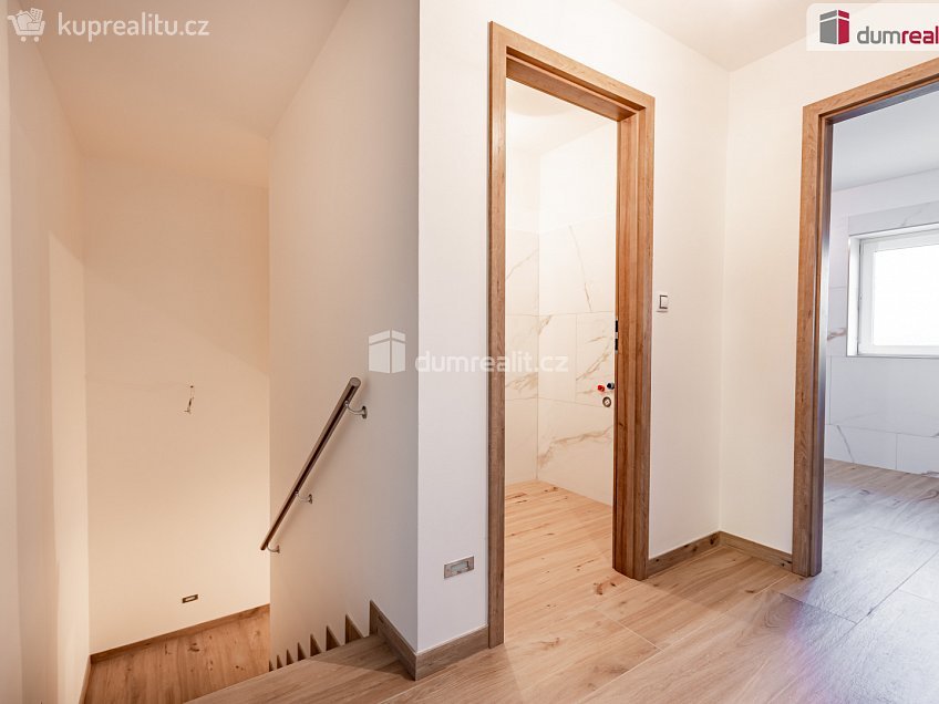 Prodej  vily 226 m^2 Slámova, Praha-Nedvězí 