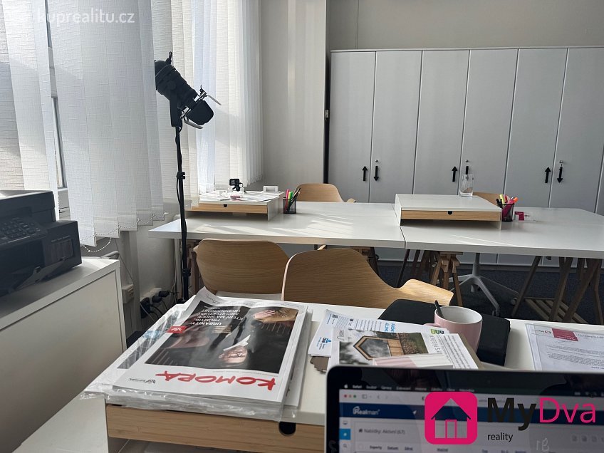 Pronájem  kanceláře 20 m^2 nám. Armády, Znojmo 