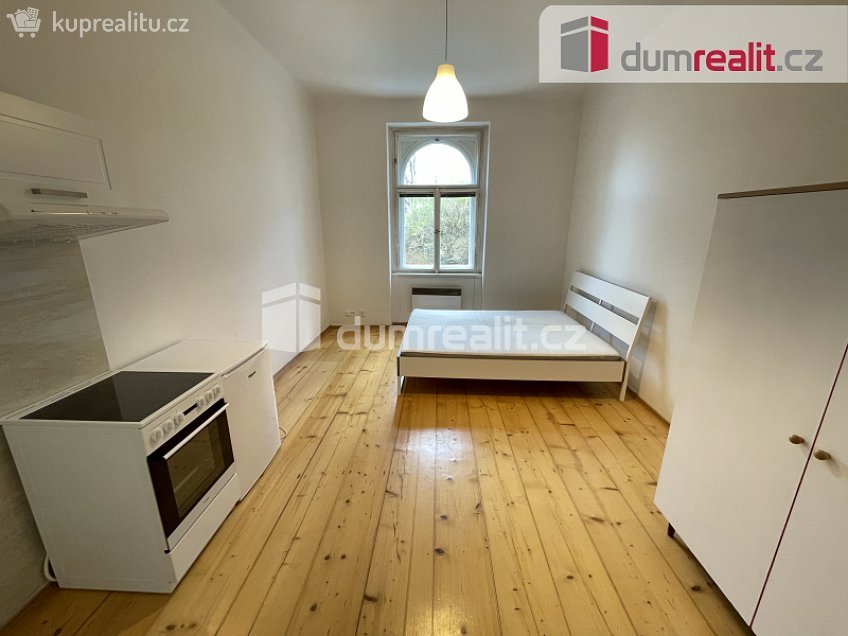 Pronájem bytu 1+kk 27 m^2 Na Skalce, Praha 5 