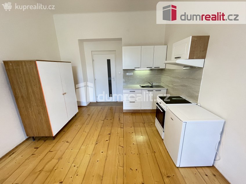 Pronájem bytu 1+kk 27 m^2 Na Skalce, Praha 5 