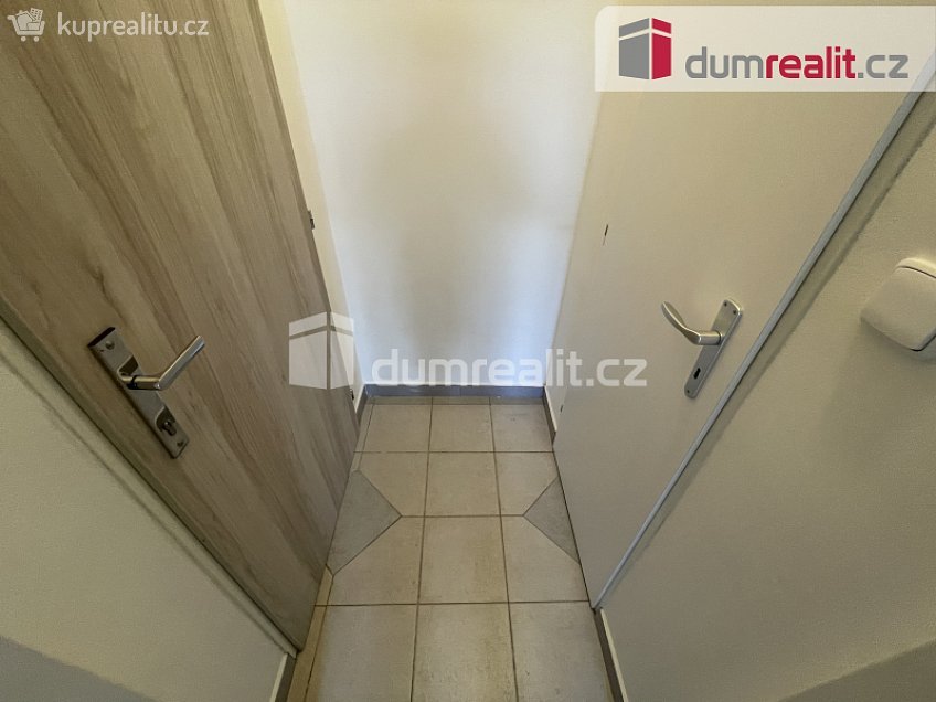 Pronájem bytu 1+kk 27 m^2 Na Skalce, Praha 5 