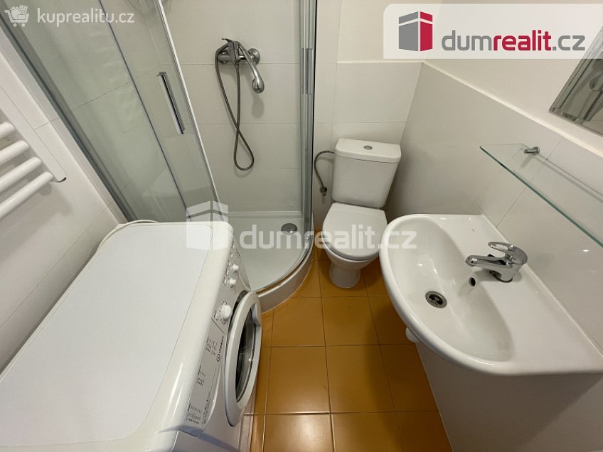 Pronájem bytu 1+kk 27 m^2 Na Skalce, Praha 5 