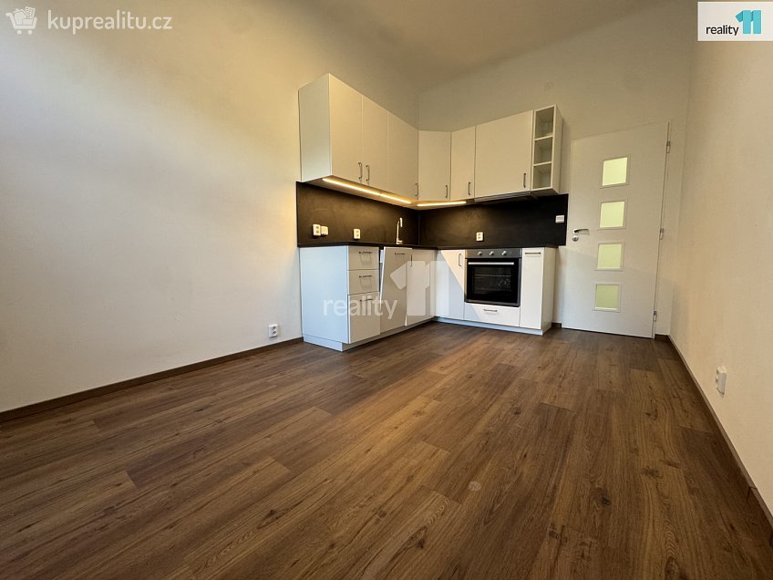 Pronájem bytu 2+kk 40 m^2 Svatoplukova, Praha 2 