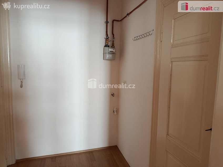 Pronájem bytu 1+1 54 m^2 Na spojce, Praha 10 