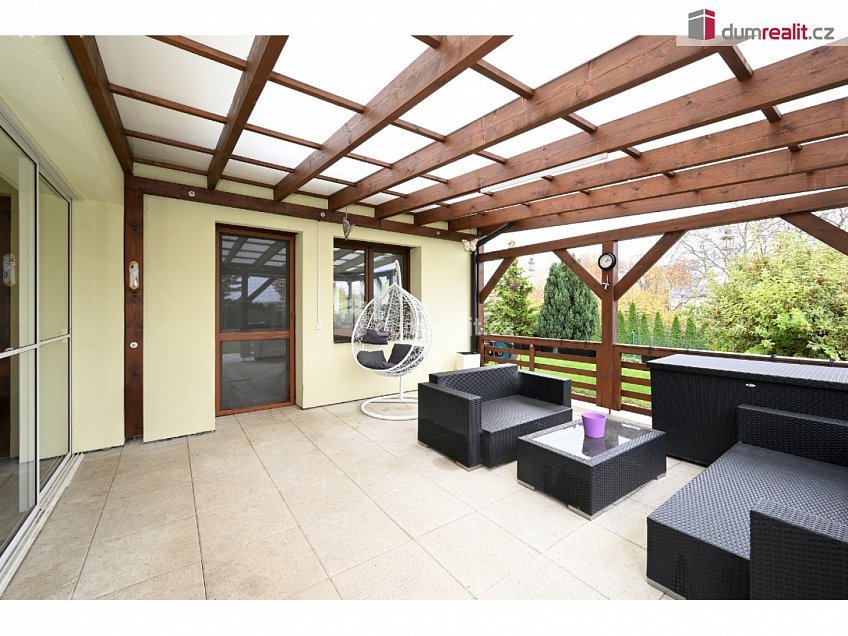 Prodej  rodinného domu 261 m^2 K úvozu, Praha-Lochkov 