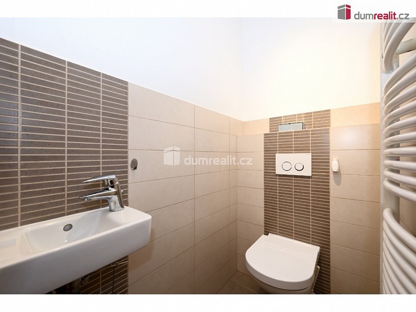 Prodej  rodinného domu 261 m^2 K úvozu, Praha-Lochkov 