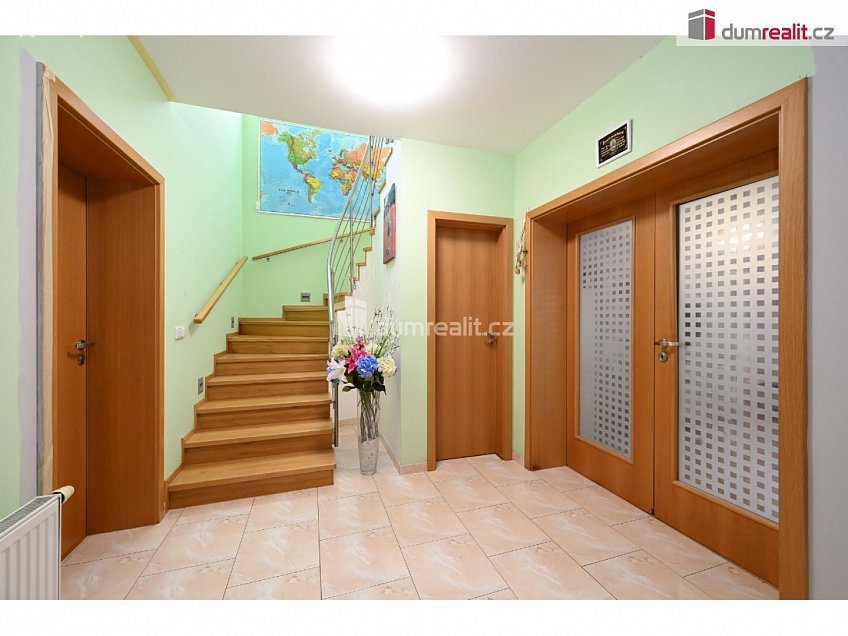 Prodej  rodinného domu 261 m^2 K úvozu, Praha-Lochkov 