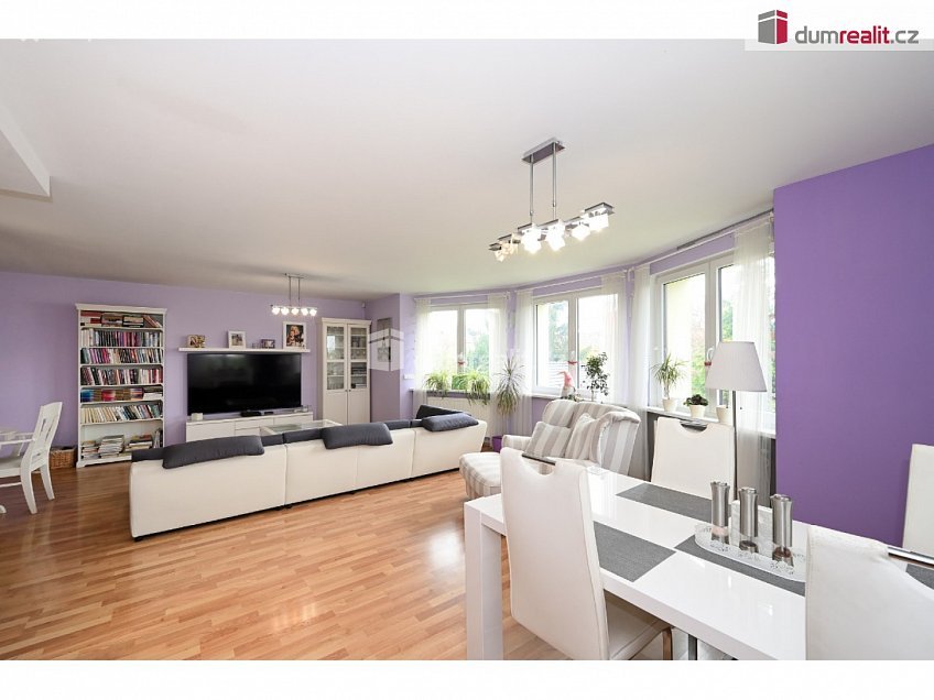 Prodej  rodinného domu 261 m^2 K úvozu, Praha-Lochkov 