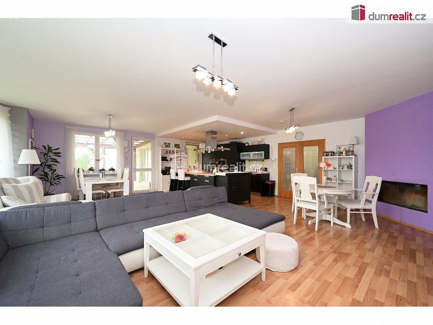 Prodej  rodinného domu 261 m^2 K úvozu, Praha-Lochkov 