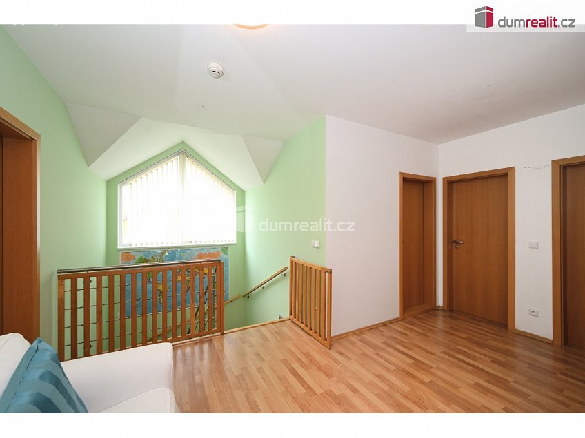 Prodej  rodinného domu 261 m^2 K úvozu, Praha-Lochkov 