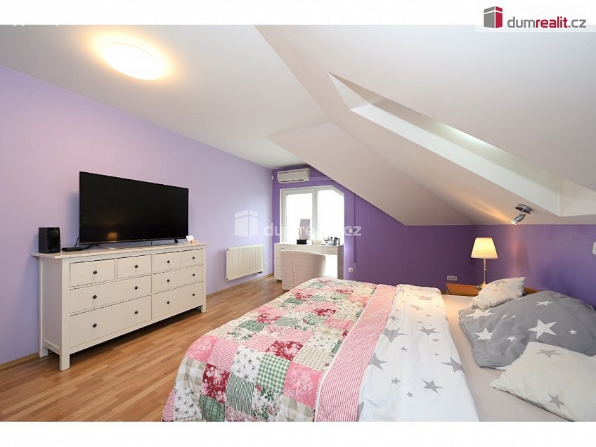 Prodej  rodinného domu 261 m^2 K úvozu, Praha-Lochkov 