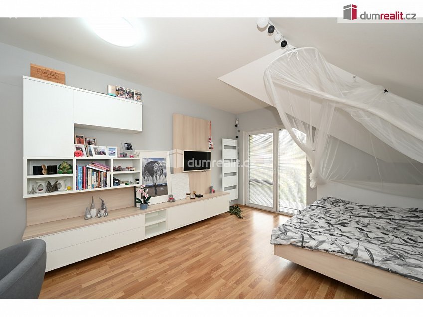 Prodej  rodinného domu 261 m^2 K úvozu, Praha-Lochkov 