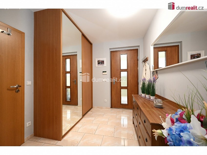 Prodej  rodinného domu 261 m^2 K úvozu, Praha-Lochkov 