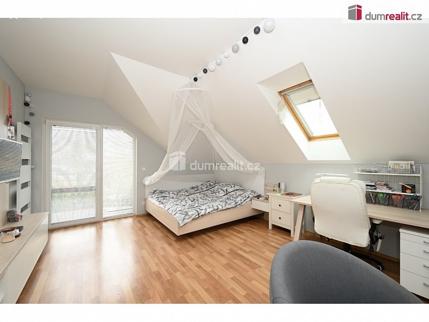 Prodej  rodinného domu 261 m^2 K úvozu, Praha-Lochkov 