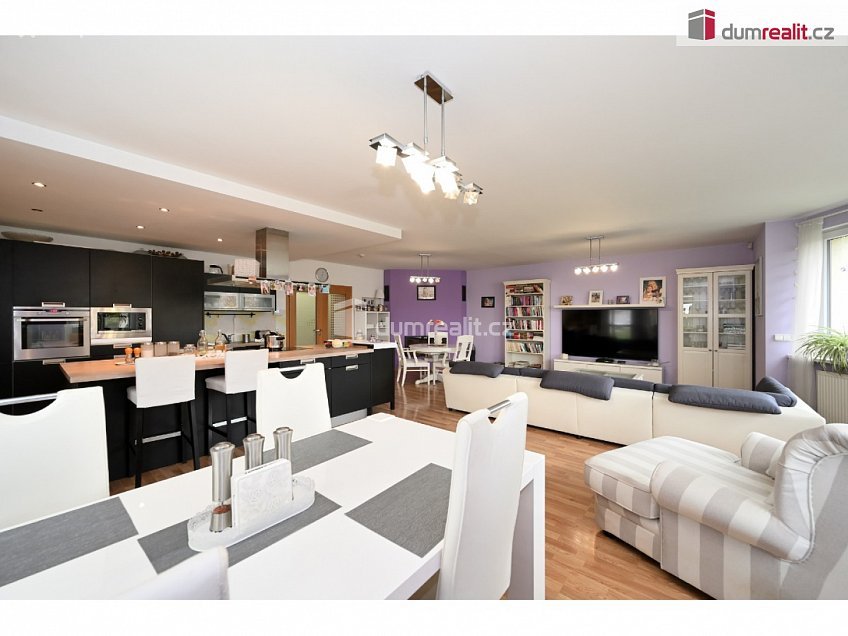 Prodej  rodinného domu 261 m^2 K úvozu, Praha-Lochkov 