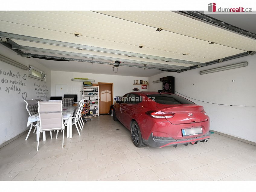 Prodej  rodinného domu 261 m^2 K úvozu, Praha-Lochkov 