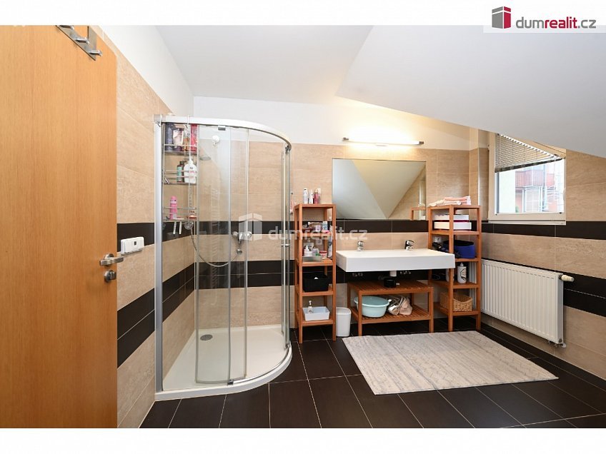 Prodej  rodinného domu 261 m^2 K úvozu, Praha-Lochkov 