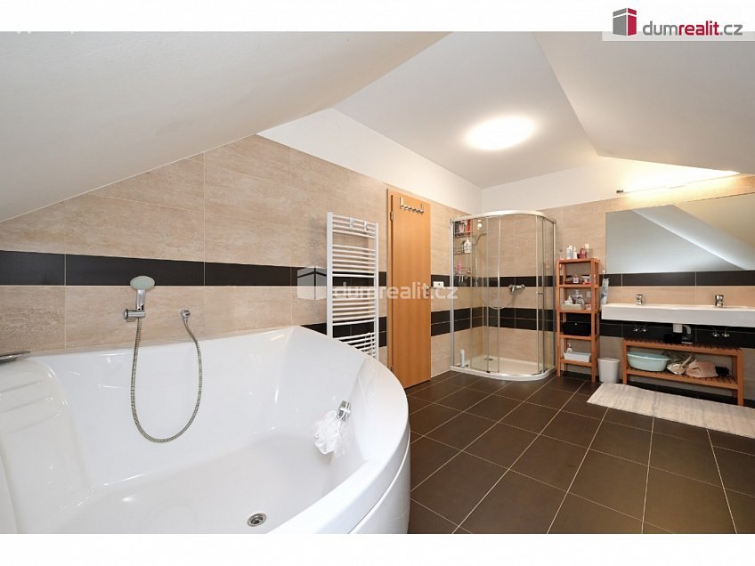 Prodej  rodinného domu 261 m^2 K úvozu, Praha-Lochkov 