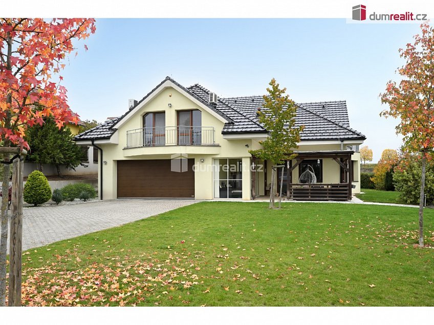 Prodej  rodinného domu 261 m^2 K úvozu, Praha-Lochkov 