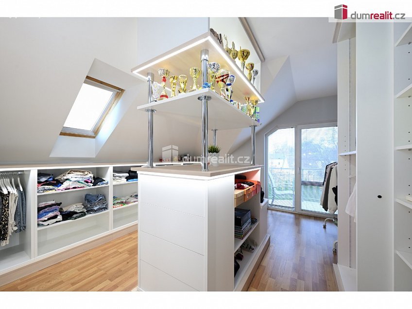 Prodej  rodinného domu 261 m^2 K úvozu, Praha-Lochkov 