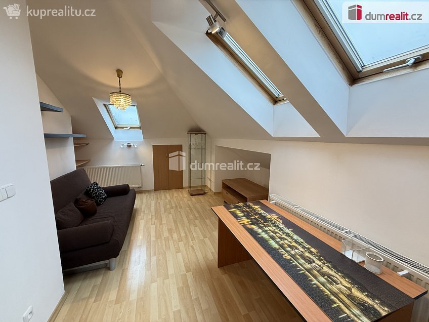 Pronájem bytu 2+kk 54 m^2 Pod valem, Praha-Štěrboholy 