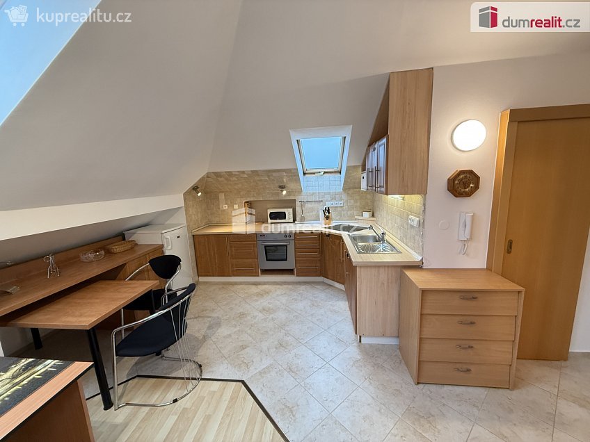 Pronájem bytu 2+kk 54 m^2 Pod valem, Praha-Štěrboholy 