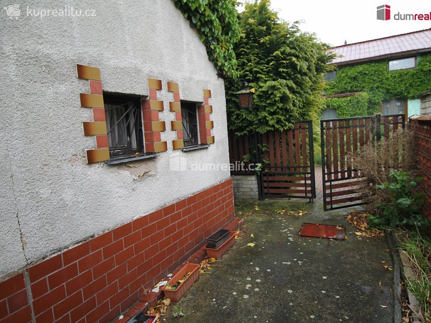 Prodej  rodinného domu 60 m^2 Holenická, Praha 19 