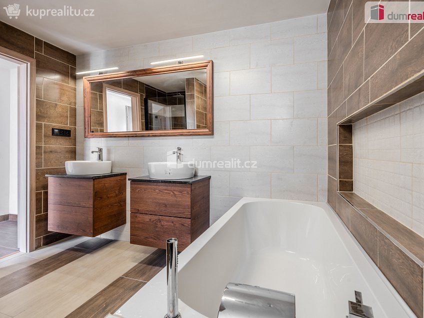 Prodej  rodinného domu 460 m^2 Vetelská, Vědomice 