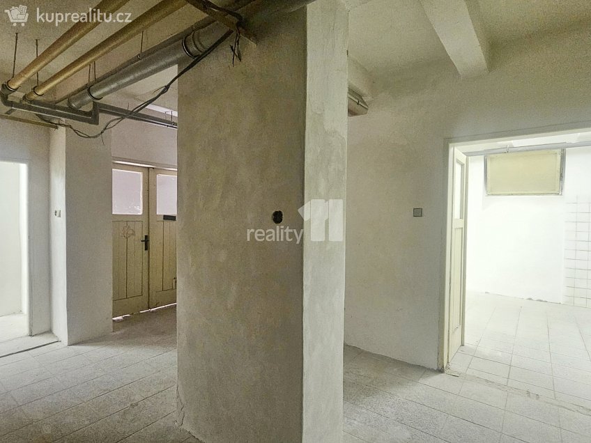 Pronájem  obchodních prostor 160 m^2 9. května, Chvaletice 