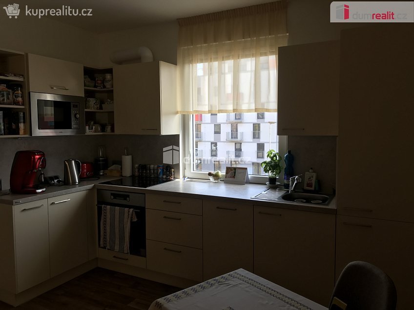 Pronájem bytu 1+kk 33 m^2 Bryksova, Praha 14 