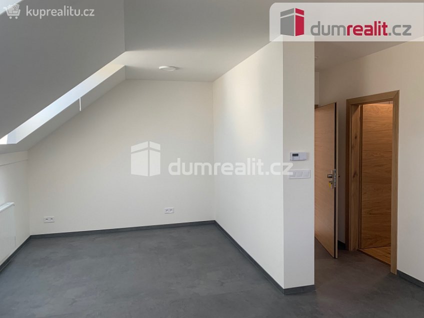 Pronájem bytu 1+kk 38 m^2 Obecní dvůr, Kolín 