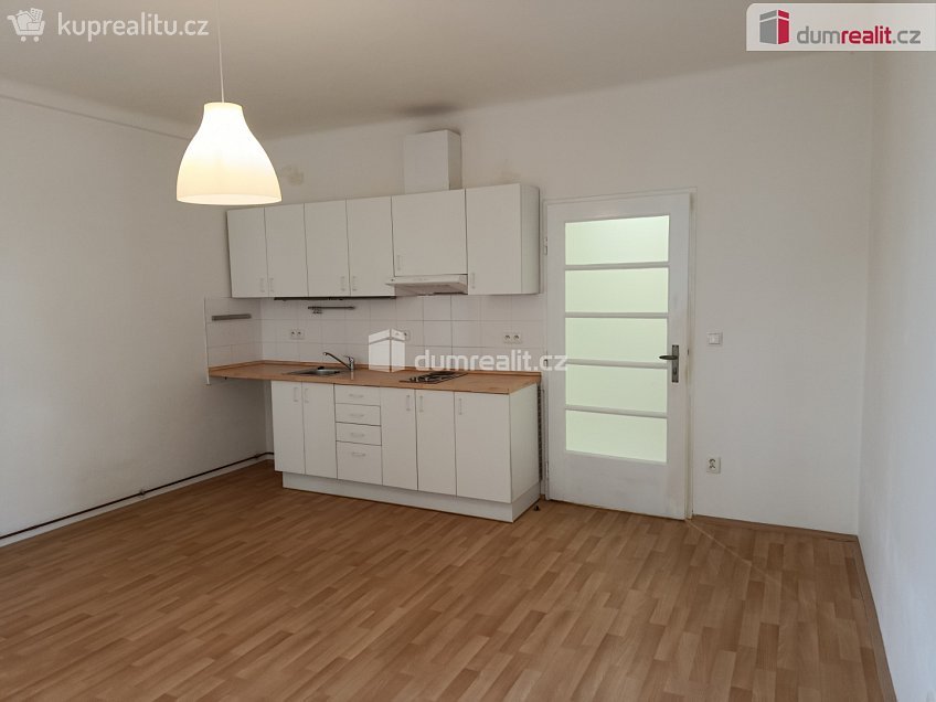 Pronájem bytu 1+kk 30 m^2 V předpolí, Praha 10 