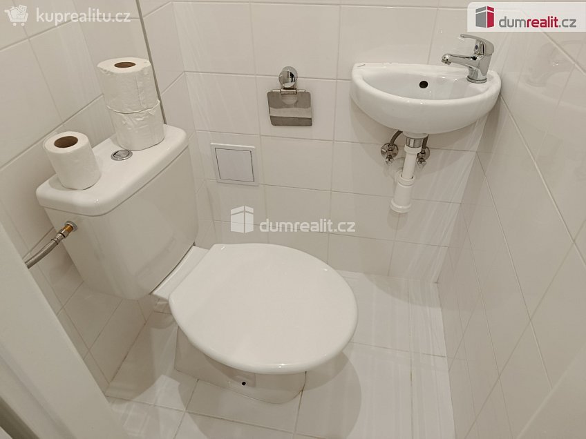 Pronájem bytu 1+kk 30 m^2 V předpolí, Praha 10 