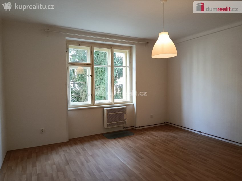 Pronájem bytu 1+kk 30 m^2 V předpolí, Praha 10 
