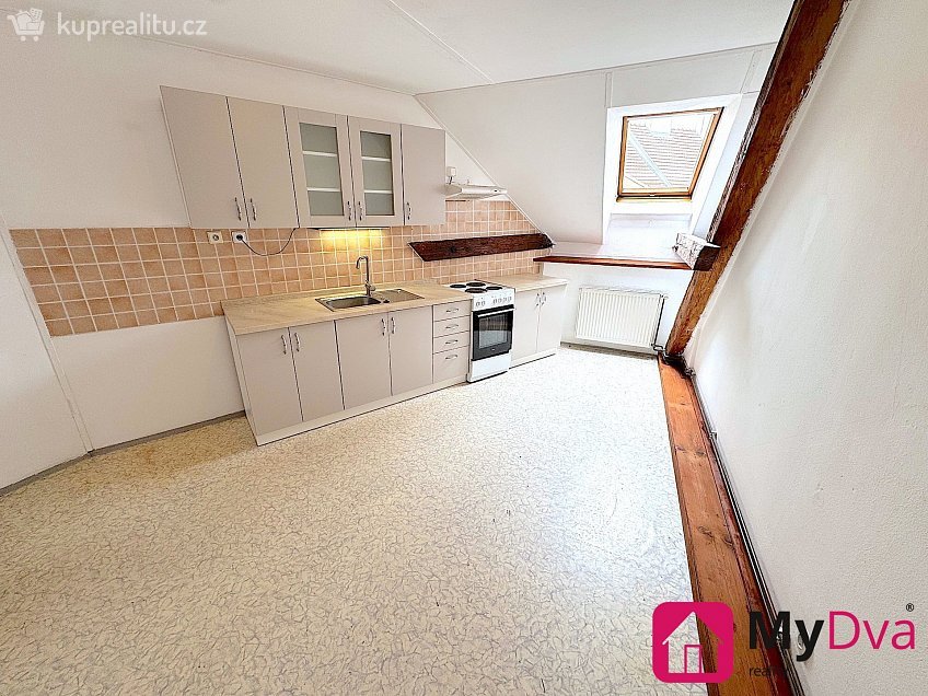 Pronájem bytu 3+1 92 m^2 Mariánské náměstí, Znojmo 