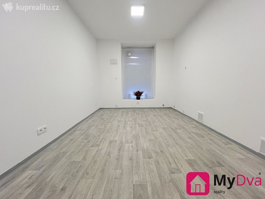 Pronájem  obchodních prostor 13 m^2 Vídeňská třída, Znojmo 