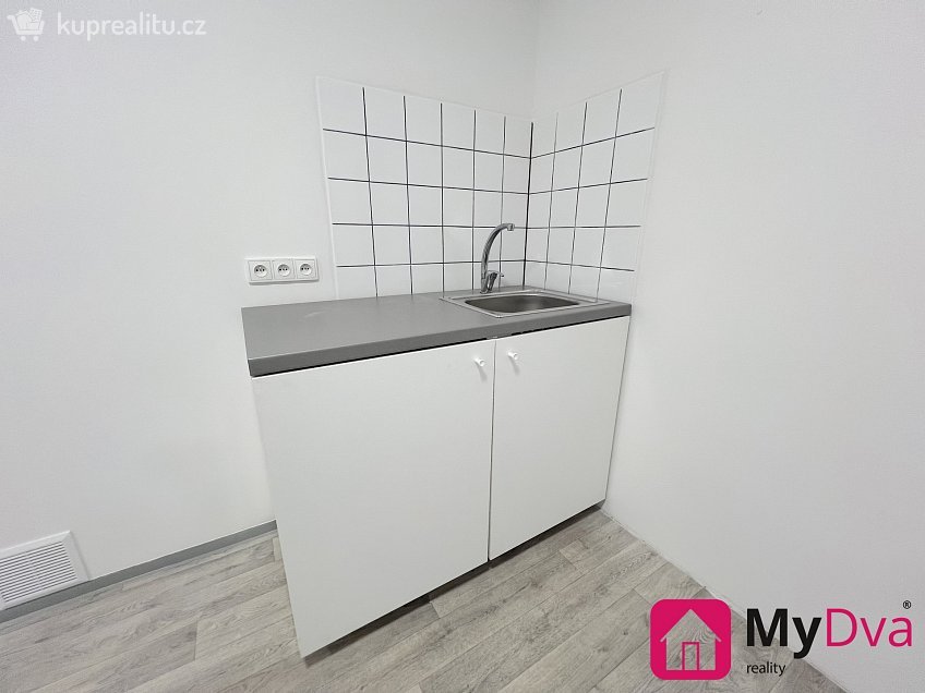 Pronájem  obchodních prostor 13 m^2 Vídeňská třída, Znojmo 