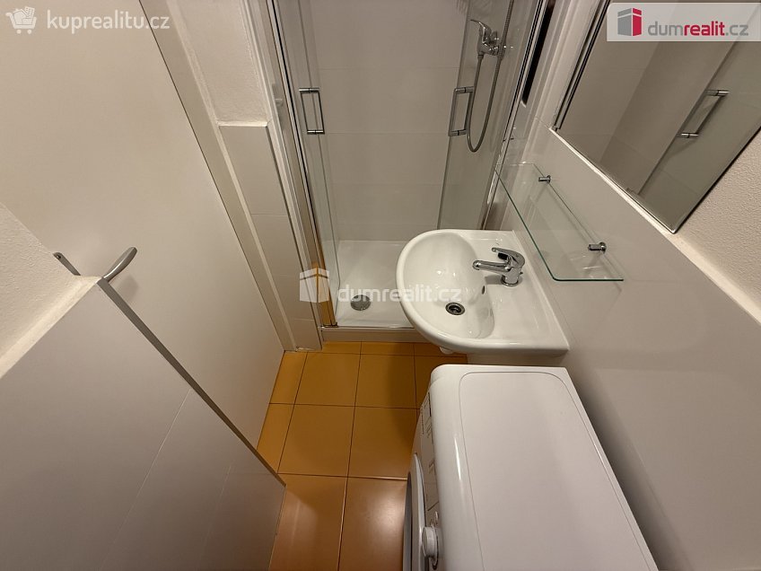 Pronájem bytu 1+kk 22 m^2 Na Skalce, Praha 5 
