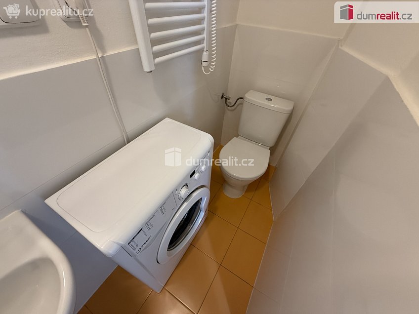 Pronájem bytu 1+kk 22 m^2 Na Skalce, Praha 5 