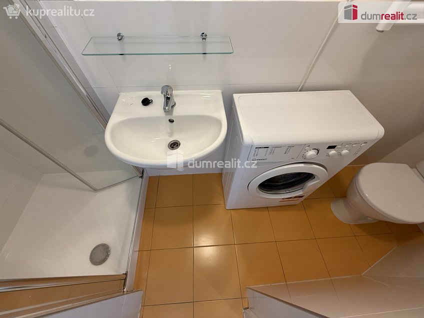Pronájem bytu 1+kk 22 m^2 Na Skalce, Praha 5 