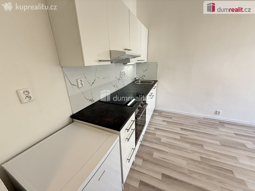Pronájem bytu 1+kk 22 m^2 Na Skalce, Praha 5 